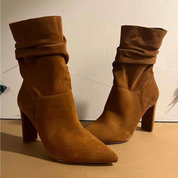 Suede ALDO ankle boots. U.S. size 8.5. Never worn, excellent condition!!! - Picture 2 of 7